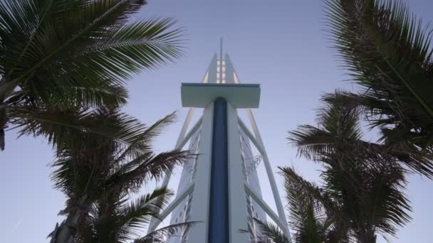 Wolkenkratzer Burj Arab Den Vereinigten Arabischen Emiraten Umgeben Von Palmen — Stockvideo