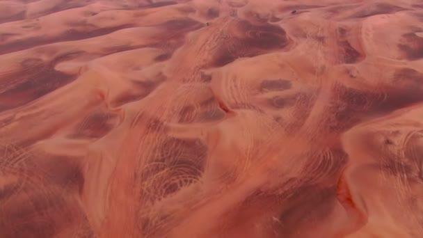 Беспилотник Пролетает Над Песчаными Дюнами Пустыни Объединенных Арабских Эмиратах Воздушный — стоковое видео