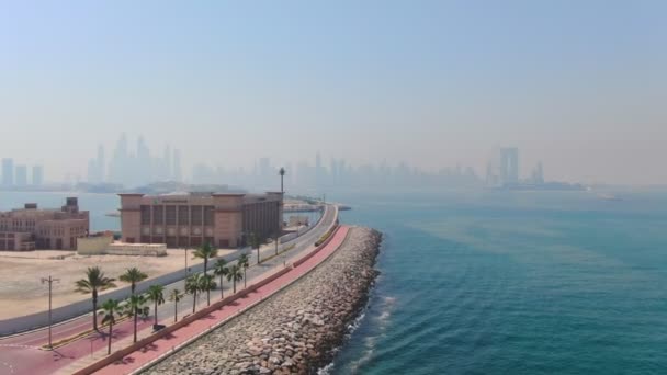 Dron Przelatuje Nad Drogą Wzdłuż Wybrzeża Pobliżu Dubaju Zjednoczonych Emiratach — Wideo stockowe