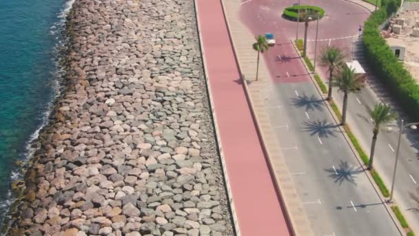 Dron Vuela Sobre Una Carretera Largo Orilla Del Mar Cerca — Vídeo de stock