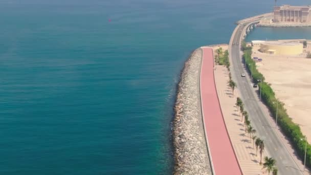 Eine Drohne Fliegt Über Eine Straßenbrücke Über Dem Meer Den — Stockvideo