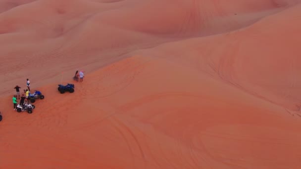 Drone Flies Young Couple Standing Sand Dune Desert United Arab — Stock Video