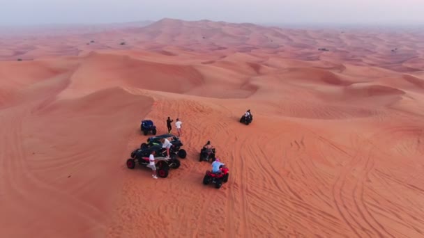 Drone Sorvola Quad Guidando Tra Dune Sabbia Del Deserto Negli — Video Stock