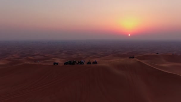 Egy Drón Repül Sivatag Homokdűnéin Álló Atv Felett Naplemente Hátterében — Stock videók