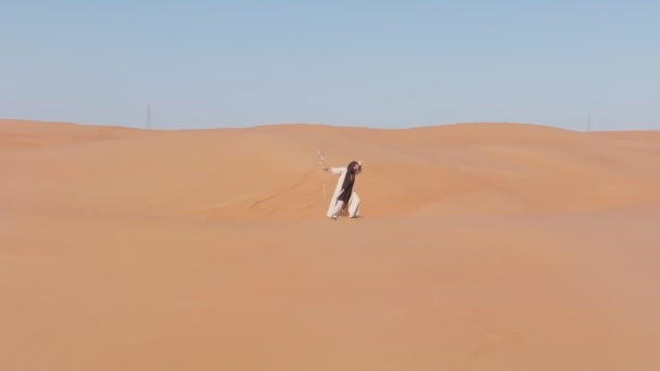 Giovane Barbuto Vestito Sciamano Che Balla Sulla Sabbia Del Deserto — Video Stock