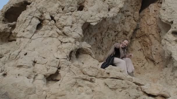 Jeune Chaman Barbu Prie Debout Dans Grotte Rocher Parmi Les — Video
