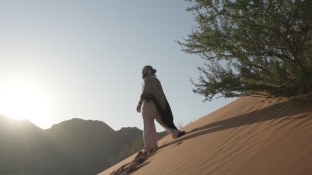 Ein Junger Bärtiger Schamane Steht Sand Zwischen Dünen Und Felsen — Stockvideo
