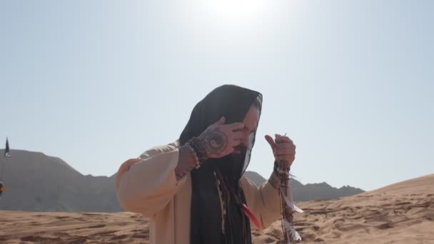 Şaman Kıyafetleri Içinde Genç Bir Sakallı Adam Gün Batımına Karşı — Stok video