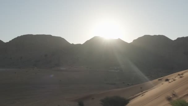 Mountain Range Sand Dunes Desert Backdrop Sunset Slow Motion Uae — Stock Video