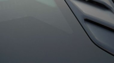 Premium bir spor arabanın motoruna yakın çekim. Yavaş çekim
