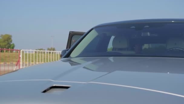 Dubai Oae 2023 Дорогий Преміум Автомобіль Відкриє Свій Логотип Повільний — стокове відео