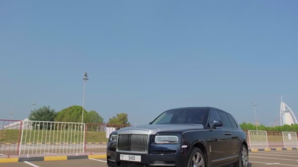 Dubai Oae 2023 Дорогий Преміум Чорний Лімузин Стоїть Біля Аеродрому — стокове відео