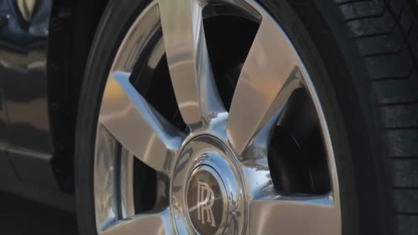 Närbild Hjulet Dyr Premium Limousine Långsamma Rörelser — Stockvideo
