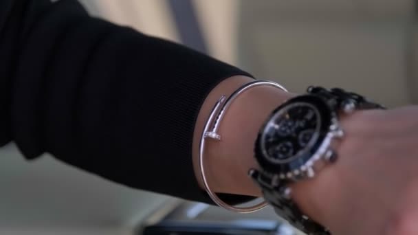 Zbliżenie Młodej Kobiety Samochodu Klasy Premium Patrzącego Zegarek Zwolniony Ruch — Wideo stockowe