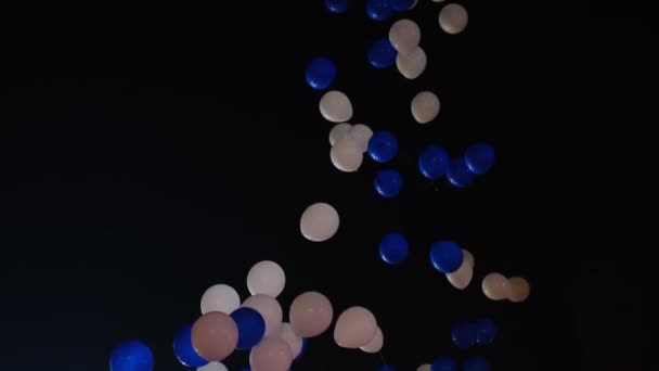 Globos Blancos Azules Vuelan Hacia Cielo Nocturno Movimiento Lento — Vídeos de Stock