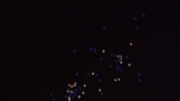 Vita Och Blå Ballonger Flyger Upp Natthimlen Långsamma Rörelser — Stockvideo