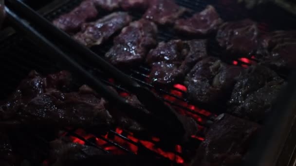 一块肉在开放的煤块上的烤架上煎 慢动作 — 图库视频影像