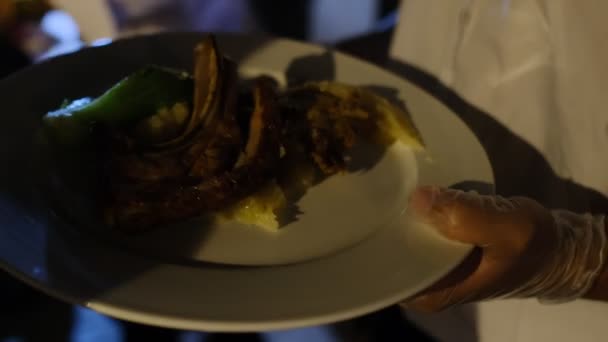 Kokke Tjenere Serverer Serverer Måltider Restauranten Langsom Bevægelse – Stock-video