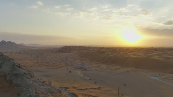 Flight Drone Rocky Ridge Sandy Desert Backdrop Setting Sun — Stock Video