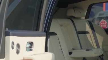 Zarif elbiseli genç bir kadın pahalı bir arabaya yaklaşıyor ve ona biniyor. Yavaş çekim