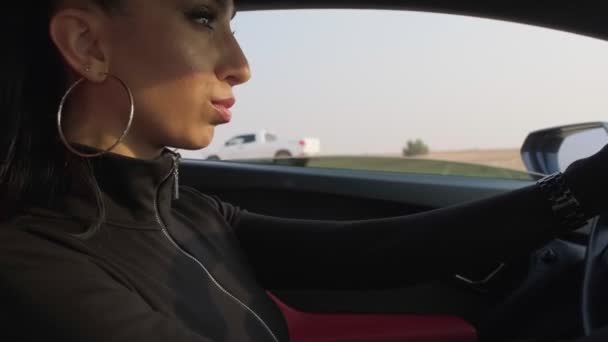 Młoda Elegancka Brunetka Jeżdżąca Drogim Sportowym Samochodem Zamknij Zwolnione Tempo — Wideo stockowe