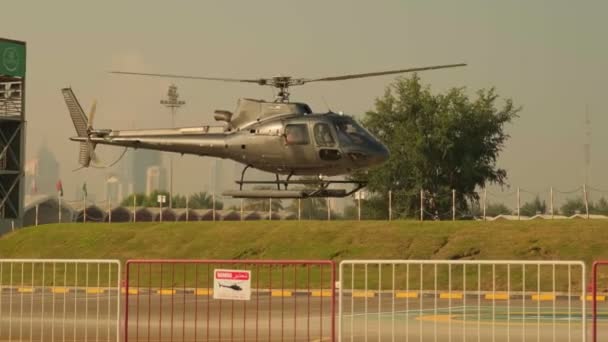 Pequeno Helicóptero Privado Pousa Aeródromo Dubai Movimento Lento — Vídeo de Stock