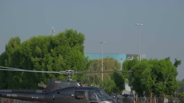 Ένα Μικρό Ιδιωτικό Ελικόπτερο Ένα Αεροδρόμιο Στο Ντουμπάι Των Ηαε — Αρχείο Βίντεο