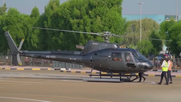 阿联酋 142023 人们从停在机场的小型私人直升机上下来 慢动作 — 图库视频影像