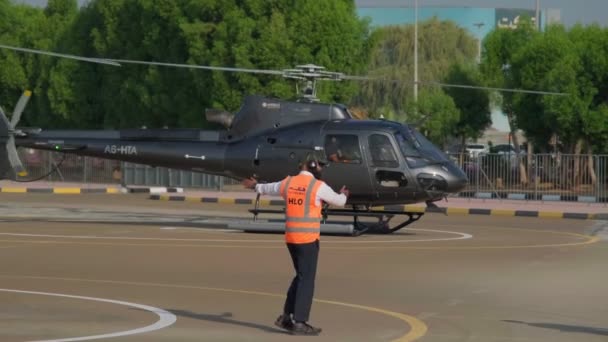 阿拉伯联合酋长国迪拜 142023 乘客进入停放在机场的一架小型私人直升机 慢动作 — 图库视频影像