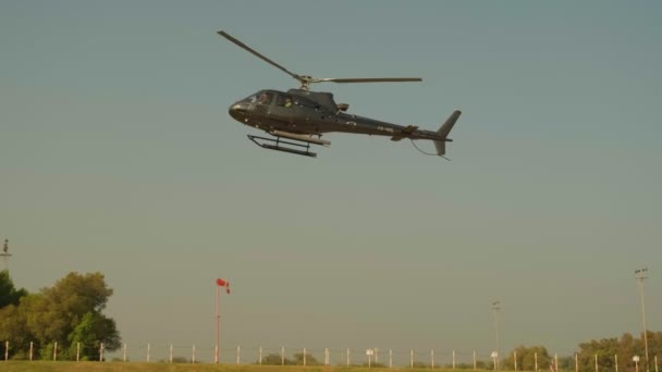 Pequeño Helicóptero Privado Contra Cielo Azul Está Preparando Para Aterrizar — Vídeos de Stock