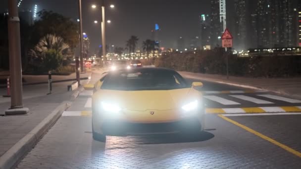 Спортивная Желтая Машина Премиум Класса Ночной Улице Дубае Медленное Движение — стоковое видео