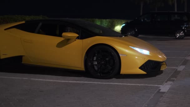 Drahé Žluté Sportovní Auto Pohybuje Parkoviště Noční Ulici Vrací Zpomalený — Stock video