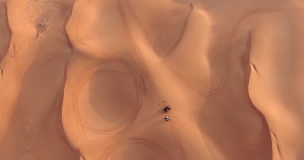 Беспилотник Пролетает Над Группой Квадроциклов Стоящих Песке Пустыни Вид Воздуха — стоковое видео