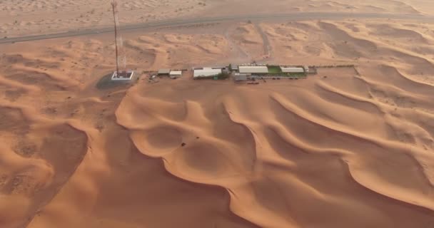 Drone Voa Sobre Telhado Complexo Desportivo Nas Areias Deserto Dos — Vídeo de Stock