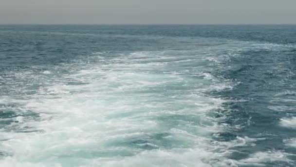 Hullámok Egy Privát Hajó Virrasztása Vitorlázik Tengeren Egy Felhőtlen Napon — Stock videók