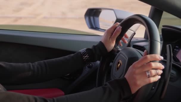 Ręce Młodej Eleganckiej Kobiety Jeżdżącej Drogim Sportowym Samochodem Zamknij Zwolnione — Wideo stockowe