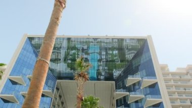 Dubai, BAE 'de pahalı bir otel manzarası. Yavaş çekim