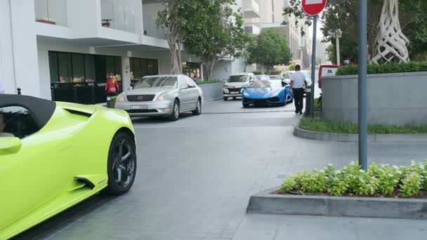 ドバイ アラブ首長国連邦の路上で一日中高価なプレミアムスポーツカー スローモーション — ストック動画