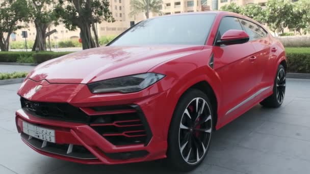 Roter Teurer Sportwagen Geparkt Dubai Vae Zeitlupe — Stockvideo