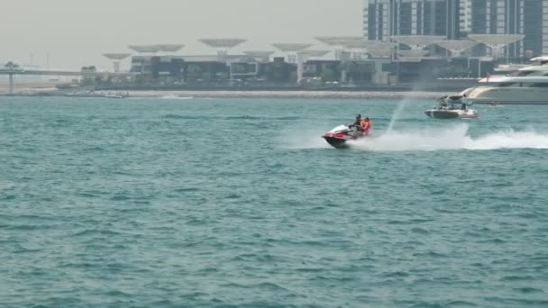Duas Jovens Mulheres Uma Scooter Flutuando Baía Mar Dubai Movimento — Vídeo de Stock