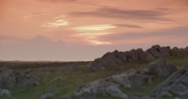 Pohled Skalnaté Kopce Keři Trávou Proti Zatažené Obloze Západu Slunce — Stock video