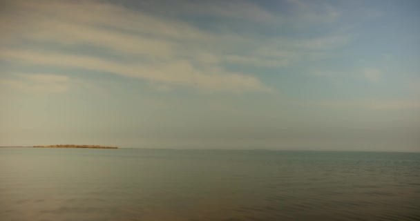 Вечірнє Спокійне Озеро Під Хмарним Небом Режимі Реального Часу — стокове відео