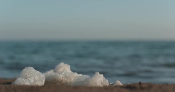 Морская Пена Крупным Планом Песчаном Берегу Фоне Озёрных Волн Облачного — стоковое видео