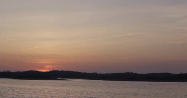 日没時に穏やかな天気の静かな湖 リアルタイムで4K — ストック動画