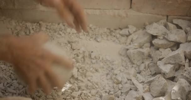 Керамика Мастерски Разбивает Глину Производства Посуды Камня Своей Мастерской Real — стоковое видео