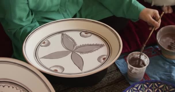Ein Keramikkünstler Bemalt Einer Werkstatt Keramik Mit Einem Pinsel Echtzeit — Stockvideo