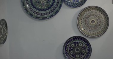 Seramikçi ressamın galerisindeki duvarda asılı seramik tabaklar var. Gerçek zamanlı, 4k.