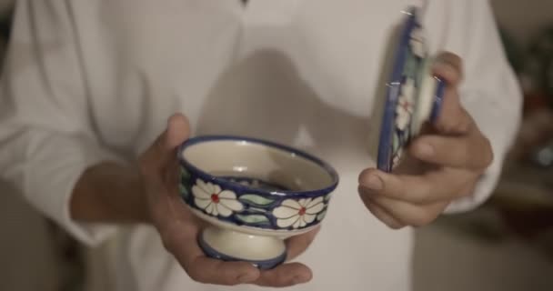 Mistr Umělec Keramik Drží Svých Rukou Ukazuje Hotový Výrobek Zdobený — Stock video