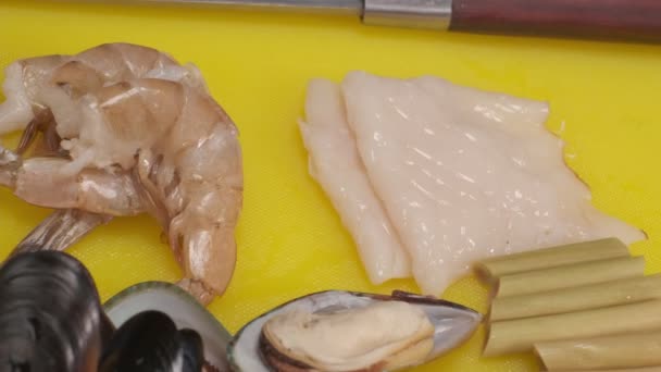 Rallentatore Molluschi Ostriche Curve Cucinare Cucina Giapponese Sdraiato Tagliere Giallo — Video Stock