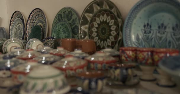 Panorama Fertiger Keramischer Produkte Die Auf Einem Tisch Der Ausstellungshalle — Stockvideo